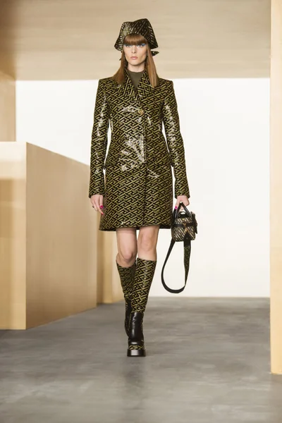 Look 18